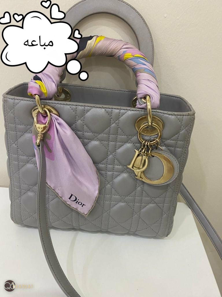جنطة ليدي ديور وسط رمادي